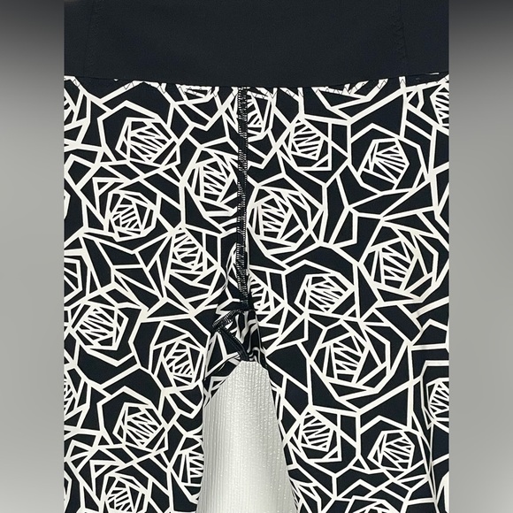 Lululemon Real Quick Crop *Full-On Luxtreme Posey 
Sz 6 - Picture 7 of 10